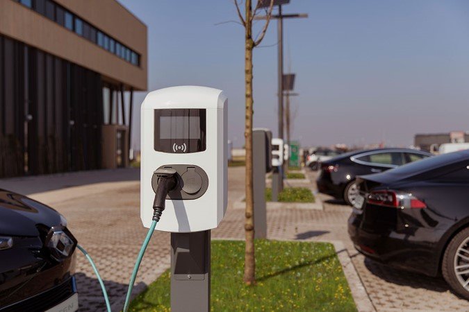 dubbele laadpaal parkeerplaats